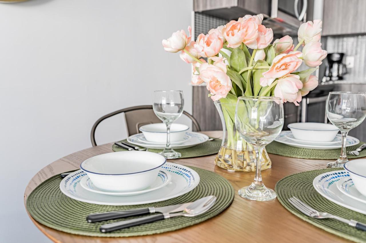 Condo In Parklawn & Lake Shore With Free Parking Close To Airport Toronto Exterior foto