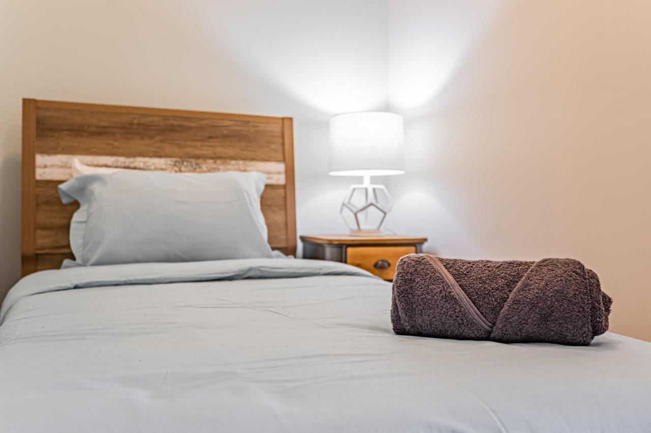 Condo In Parklawn & Lake Shore With Free Parking Close To Airport Toronto Exterior foto